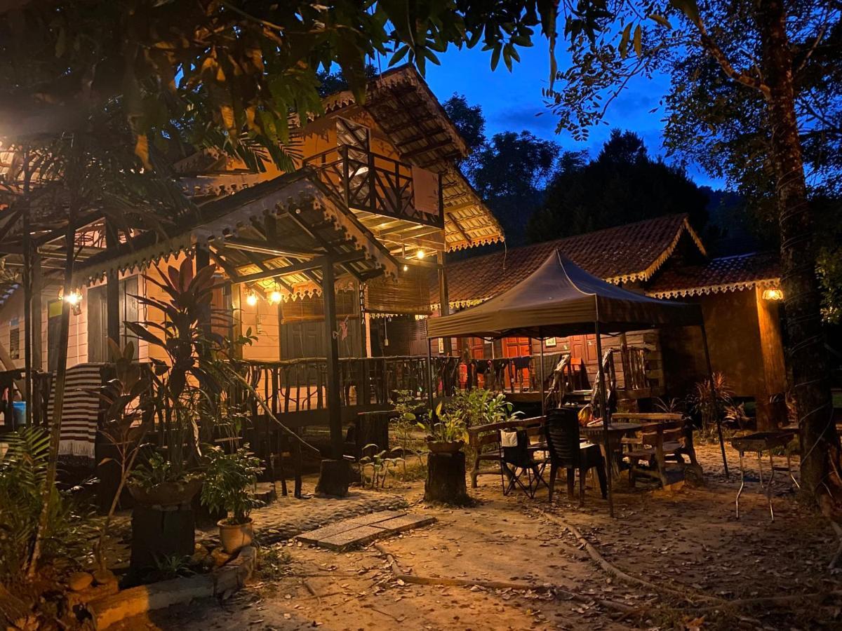 Rustic Chalet - Dahlia N Mawar At Sedim Vista Kulim Exterior photo